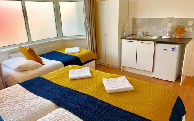 Spacious 2 Bedrooms 2 Baths Apartment with Garden and Parking