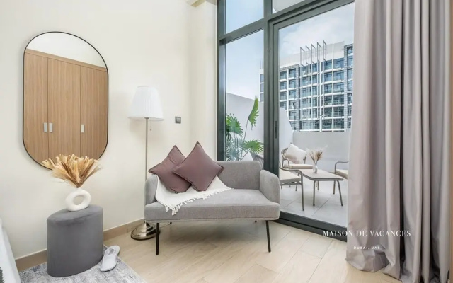 Large Balcony Studio 10 Minutes From Dubai Mall