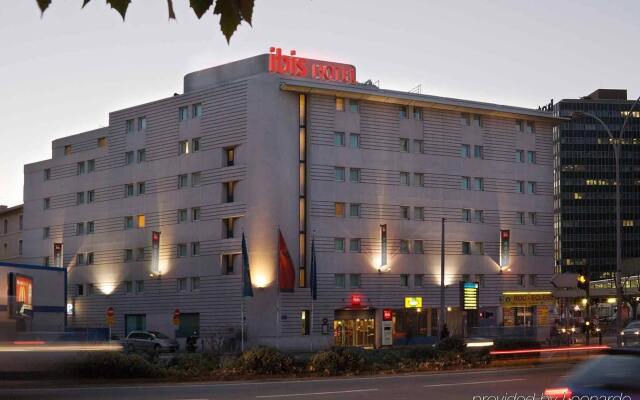 Отель ibis Marseille Timone вид на фасад