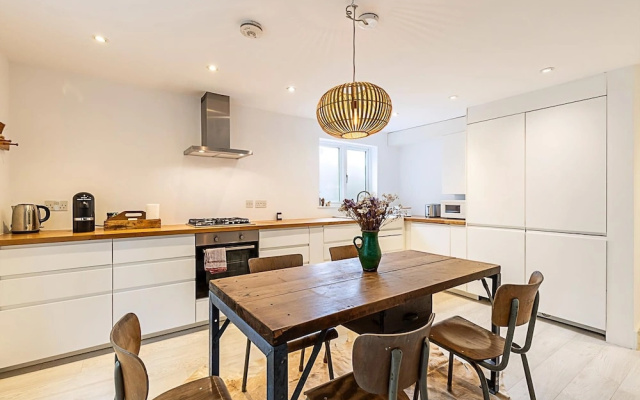 Tranquil 2 Bedroom Apartment in East London