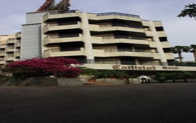 Camelot Hotel Алей вид на фасад