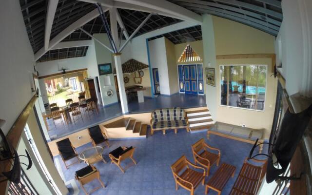 Отель Whispering Waters Lodge фитнесс-зал
