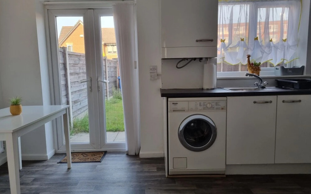 Charming 3-bed House in Leigh Siddow Common