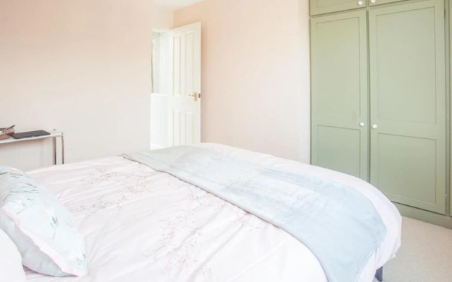 Sunny and Bright 1 Bed Apartment in London