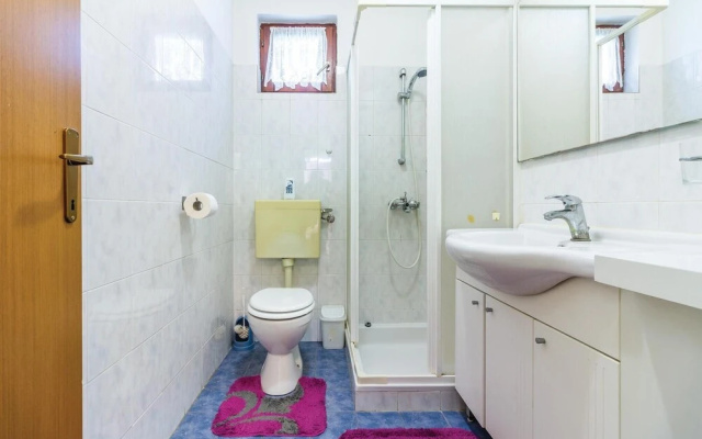 Amazing Home in Liznjan With Wifi and 2 Bedrooms