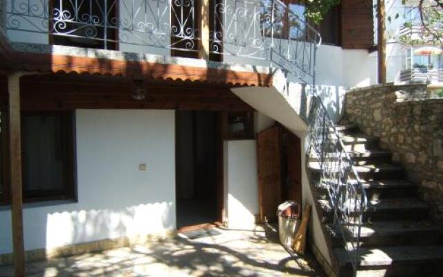 Отель Regina's Guesthouse Болгария, Балчик - отзывы, цены и фото номеров - забронировать отель Regina's Guesthouse онлайн вид на фасад