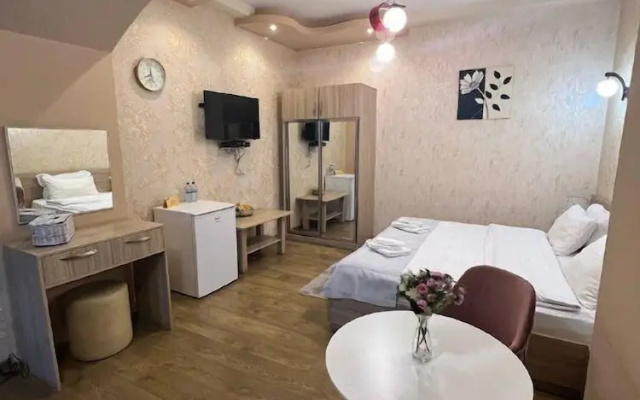 Deluxe Double room (full double bed) · Sanapiro Tbilisi — photo 6