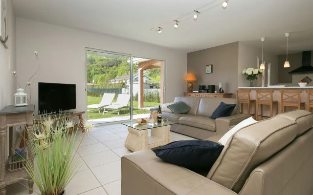 Modern Holiday Home on the Outskirts of Lourdes With Jacuzzi