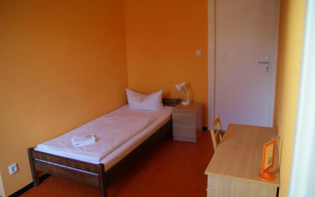 HappyGoLucky Hotel & Hostel