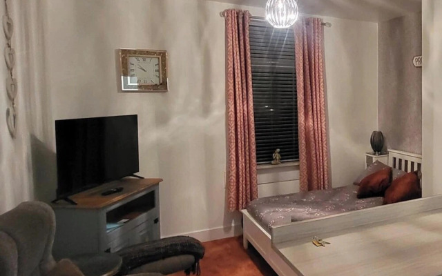 Apartment Sleeps 2 - Pet Friendly, Free Wifi