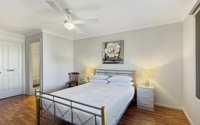Spacious 4-bed Home 2-min to the Beach