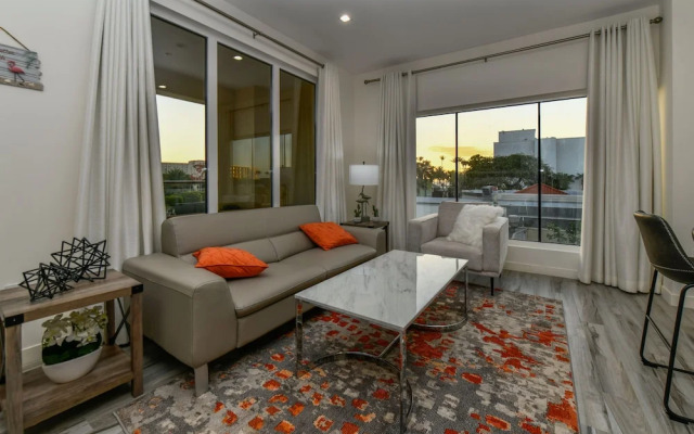 Luxury 2-bedroom Condo Right on the Strip in Palm Beach