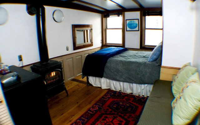 The Covington Houseboat