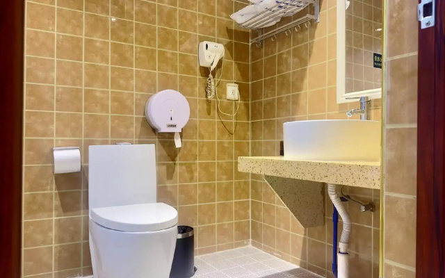 Q+ Nanxiong Xinhewan Business Hotel