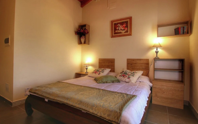 Luxurious Villa in Monte San Savino with Jacuzzi