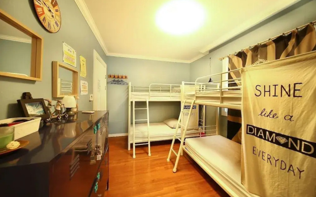 The Wind Blows Guesthouse - Hostel, Caters to Women