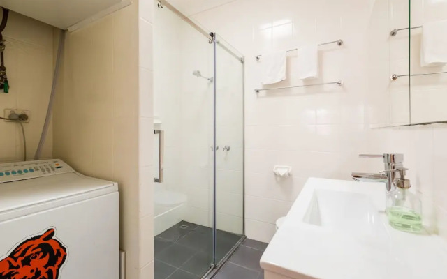 KIM, 2BDR West Melbourne Apartment
