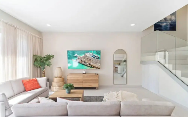 NEW Lux 4BR Villa w Private Pool Walk to Beach
