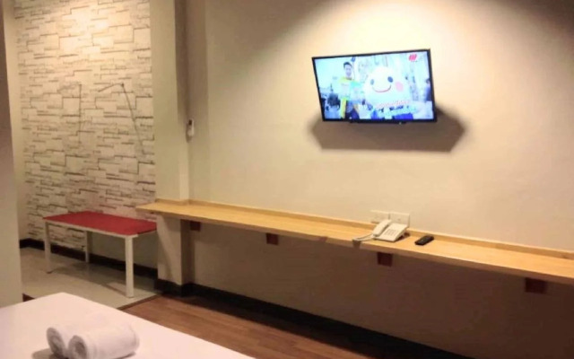 The Zell Budget Hotel Buriam