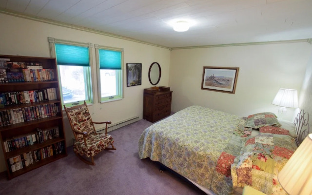 On Splendid Pond 4 Bedroom Cabin