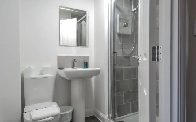 Tudors eSuites Birmingham Townhouse Private Garden Free Parking