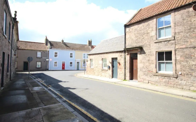 Berwick - Very High End - Sleeps 4 -By The Station