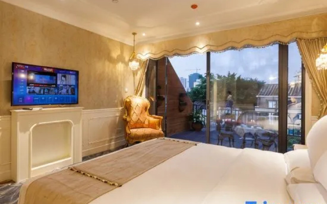 Haikou Monet Garden French Light Luxury Hostel (Qilou Old Street)