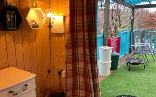 The Summerhouse, Cabin - Sleeps 2 - Breakfast Provided