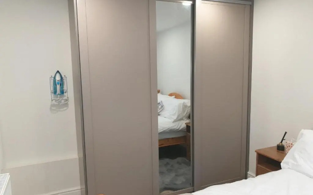 Modern 1 bed Apartment, 10 Mins to Leeds City Cent