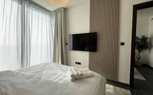 Luxury 1BR Apartment with Pool Access