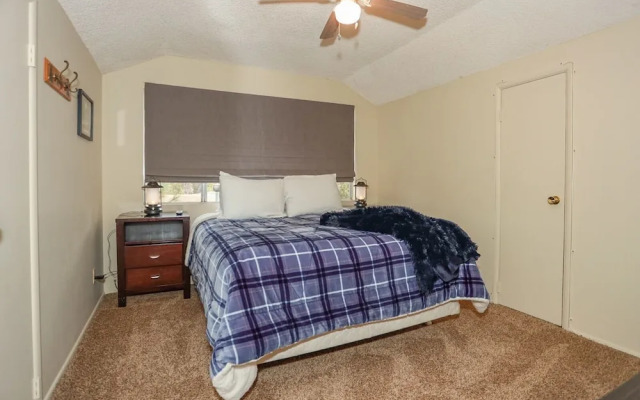 Maple Hill Lodge 2 Bedroom Home by RedAwning