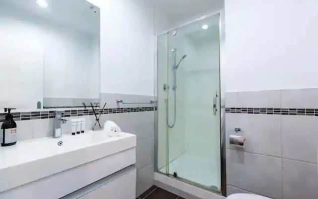Spacious Home with Balcony+Parking Zodiak Stays