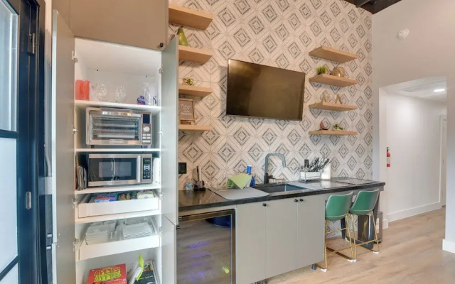 Walk to Strand Historic District: Stylish Dtwn Gem