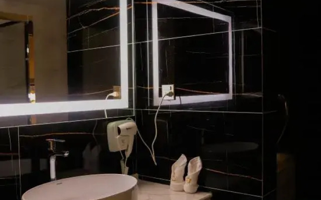 Luodian Donghui Hotel