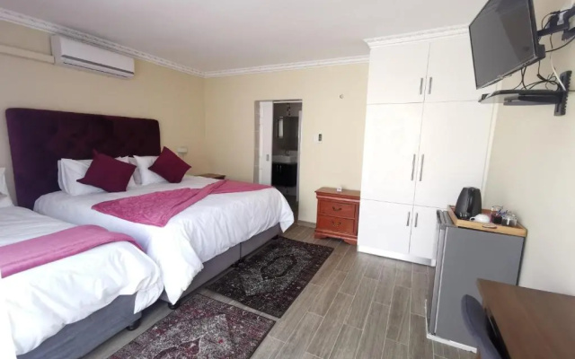 Lucolo Palace B&B - East London