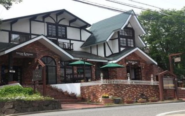 Отель Lodge Karunaju & The Alpine Grill Хакуба вид на фасад