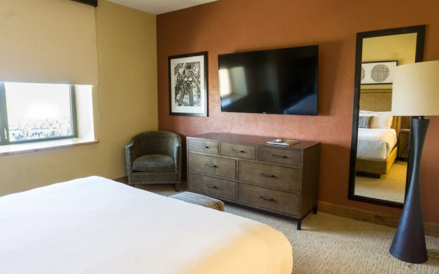 Grand Summit Hotel, a Ski in/out by RedAwning