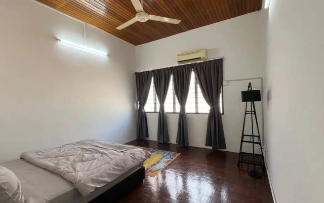 Bayan Lepas Getaway - Nature Views & BBQ Haven