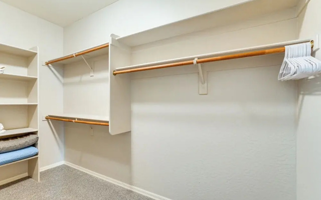Pool, Views & Ample Space! Sunny Goodyear Retreat