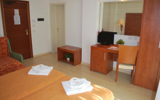 Hotel Villa Del Parco Римини комната для гостей