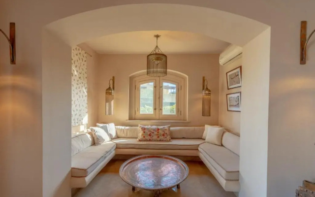 Chic 3BR Villa West Golf with Pool, Lagoon View & Guest House