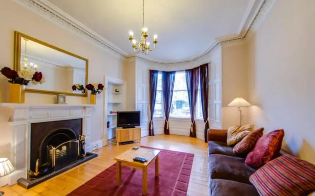 Spacious 3BR Apt moments from the Meadows & Old Town