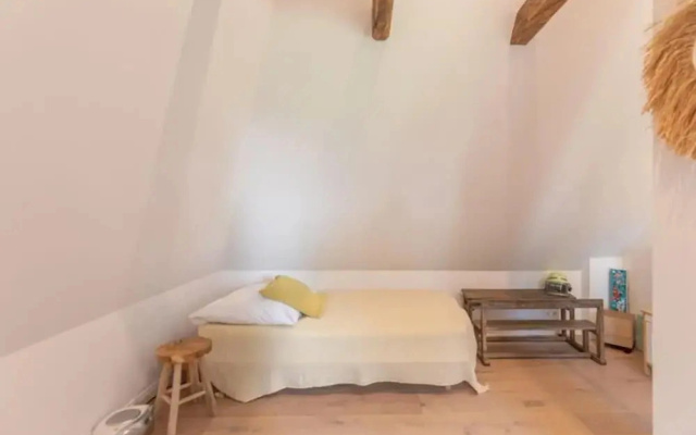 Reetgedecktes Ferienhaus mit Kachelofen