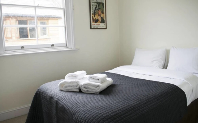 Trendy 2BR Home in Heart of Chiswick, 4 Guests!