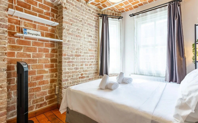 Nostalgic Flat Near Galata Tower in Beyoglu