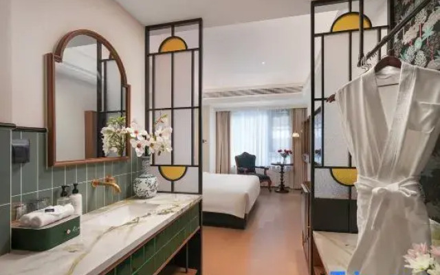 LIZA  HOTEL Republic-era Mansion