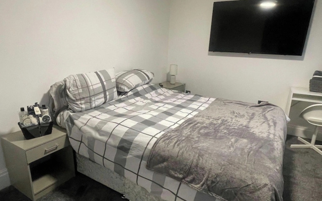 House Sleeps 9 With Garden and Parking