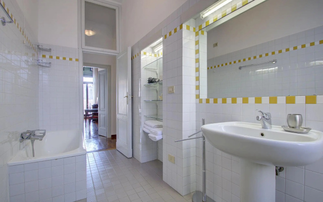 PANORAMIC 9 WINDOWS OVER GRANDCANAL, 3 bed, 2 bath