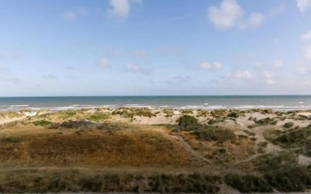 Apartment on Beach Near Town Center