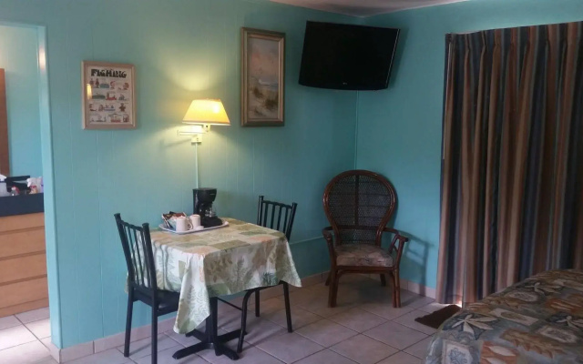 Royal Hawaiian Motel/Botel